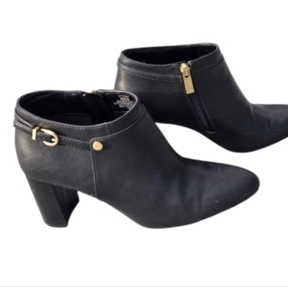 Vince Camuto Sz 8 Coorin Faux Leather Ankle Boots Buckle Logo Detail Side Zip